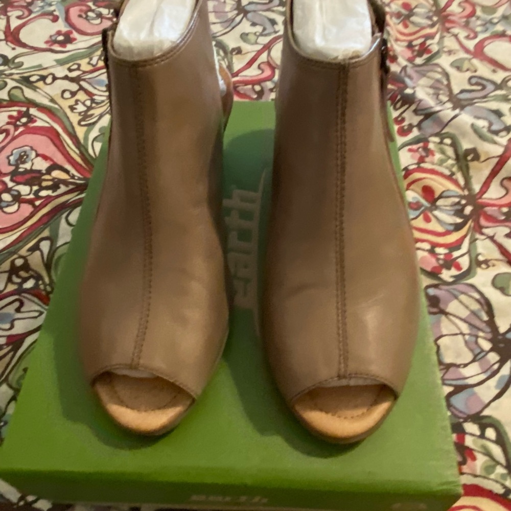 Great comfortable short heel boots.